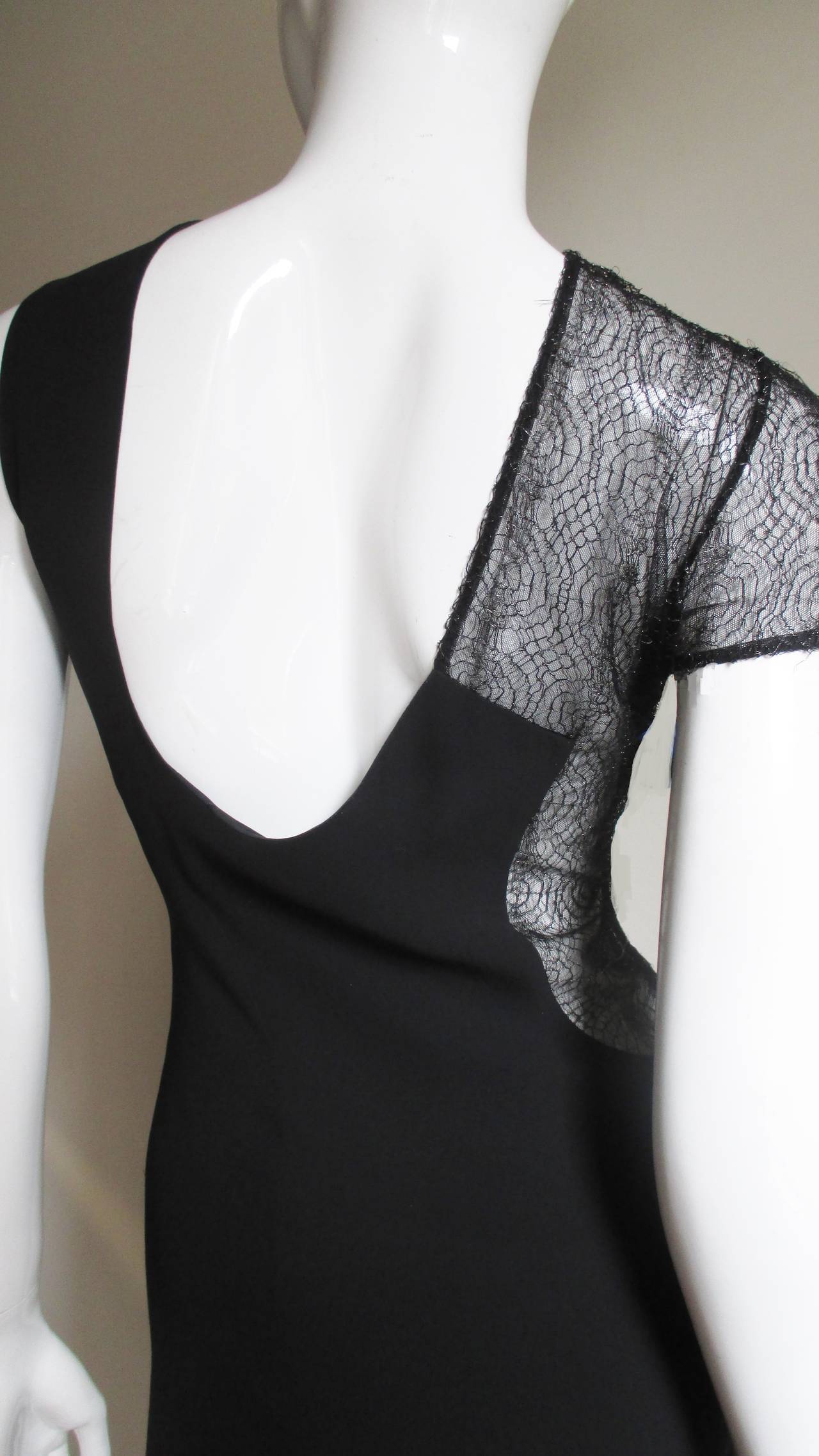 Robe asymétrique Gianni Versace Couture avec découpes en dentelle en vente 6