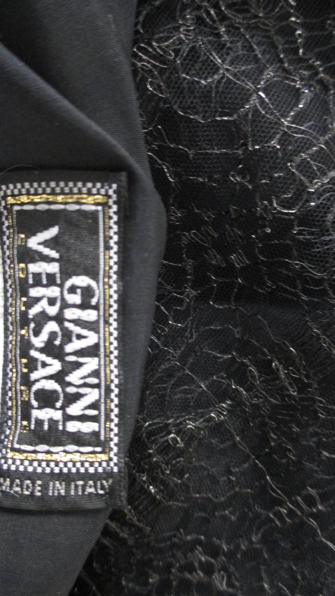 Gianni Versace Couture Asymmetrische Robe mit Spitzenausschnitten im Angebot 9