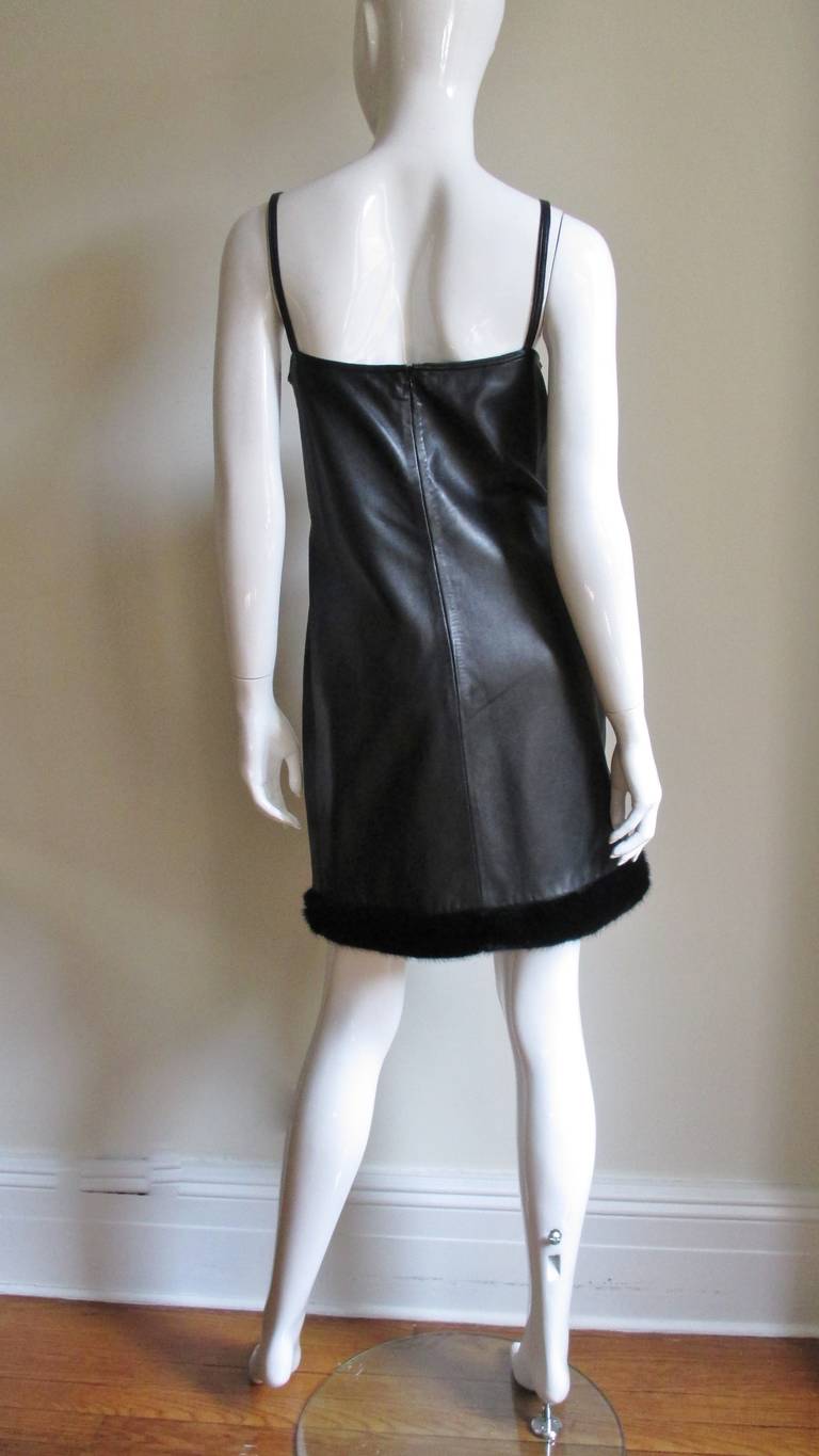  Robe en cuir avec ourlet en vison Gianni Versace, A/H 1997 en vente 5