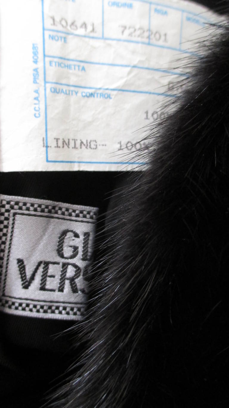  Robe en cuir avec ourlet en vison Gianni Versace, A/H 1997 en vente 6