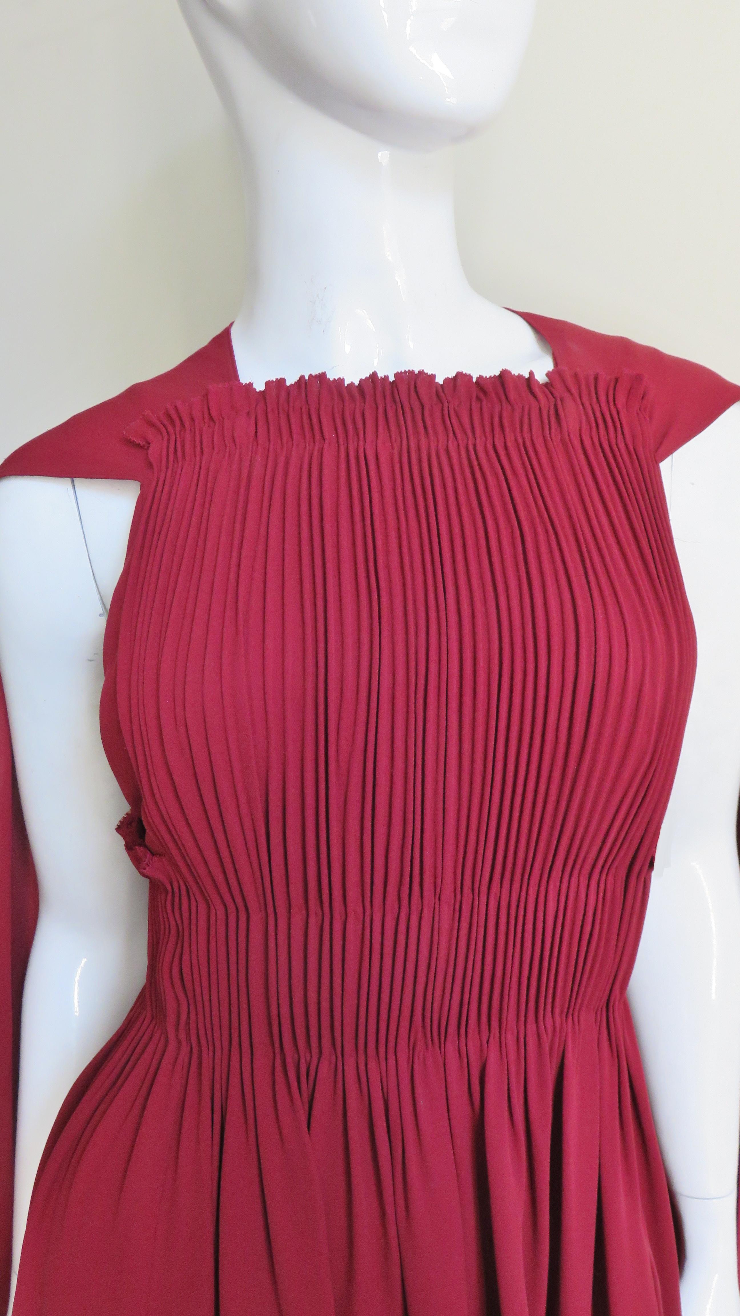 Valentino Neues Seidenkleid mit Cape (Rot) im Angebot