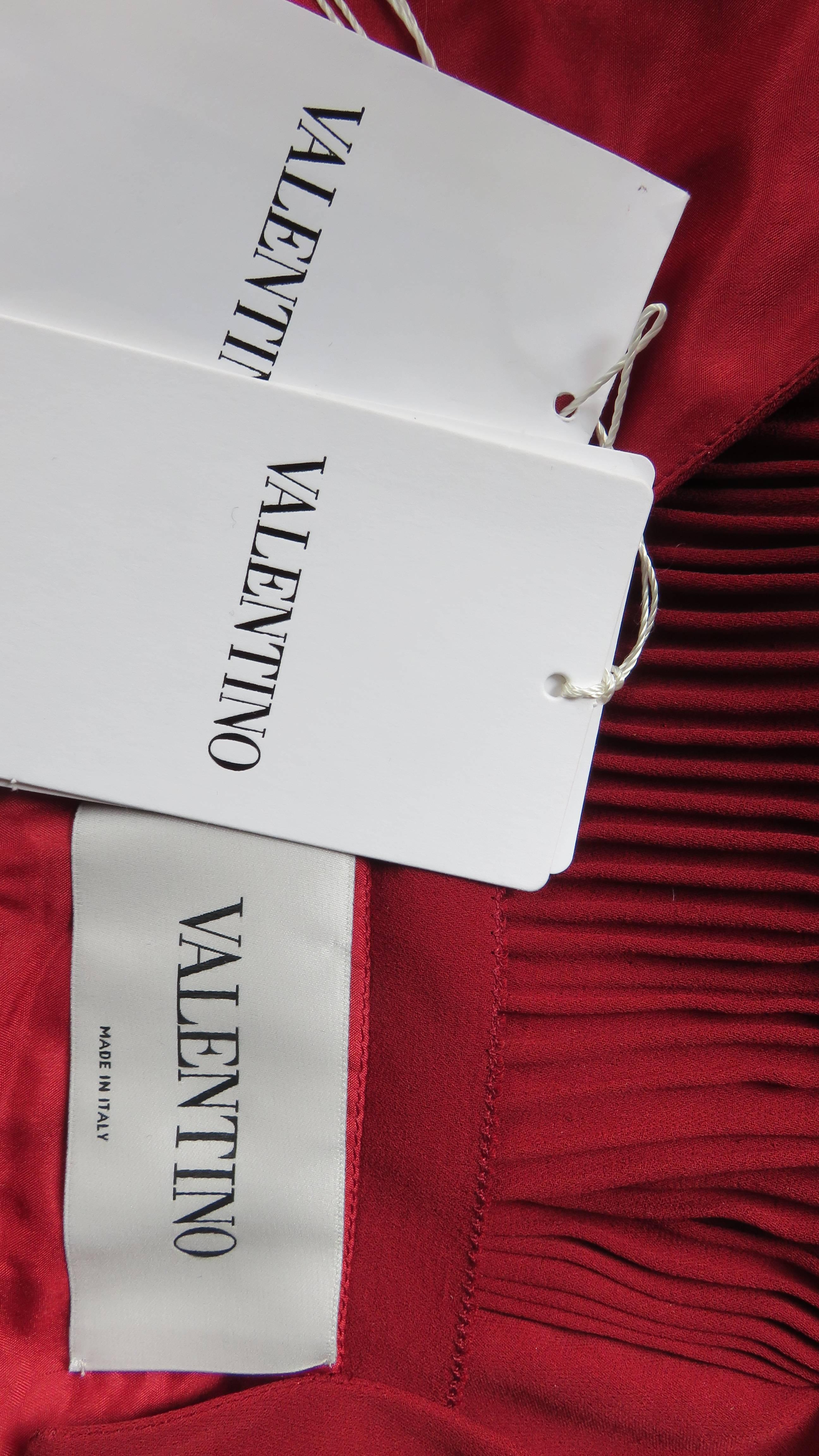 Valentino Neues Seidenkleid mit Cape im Angebot 7