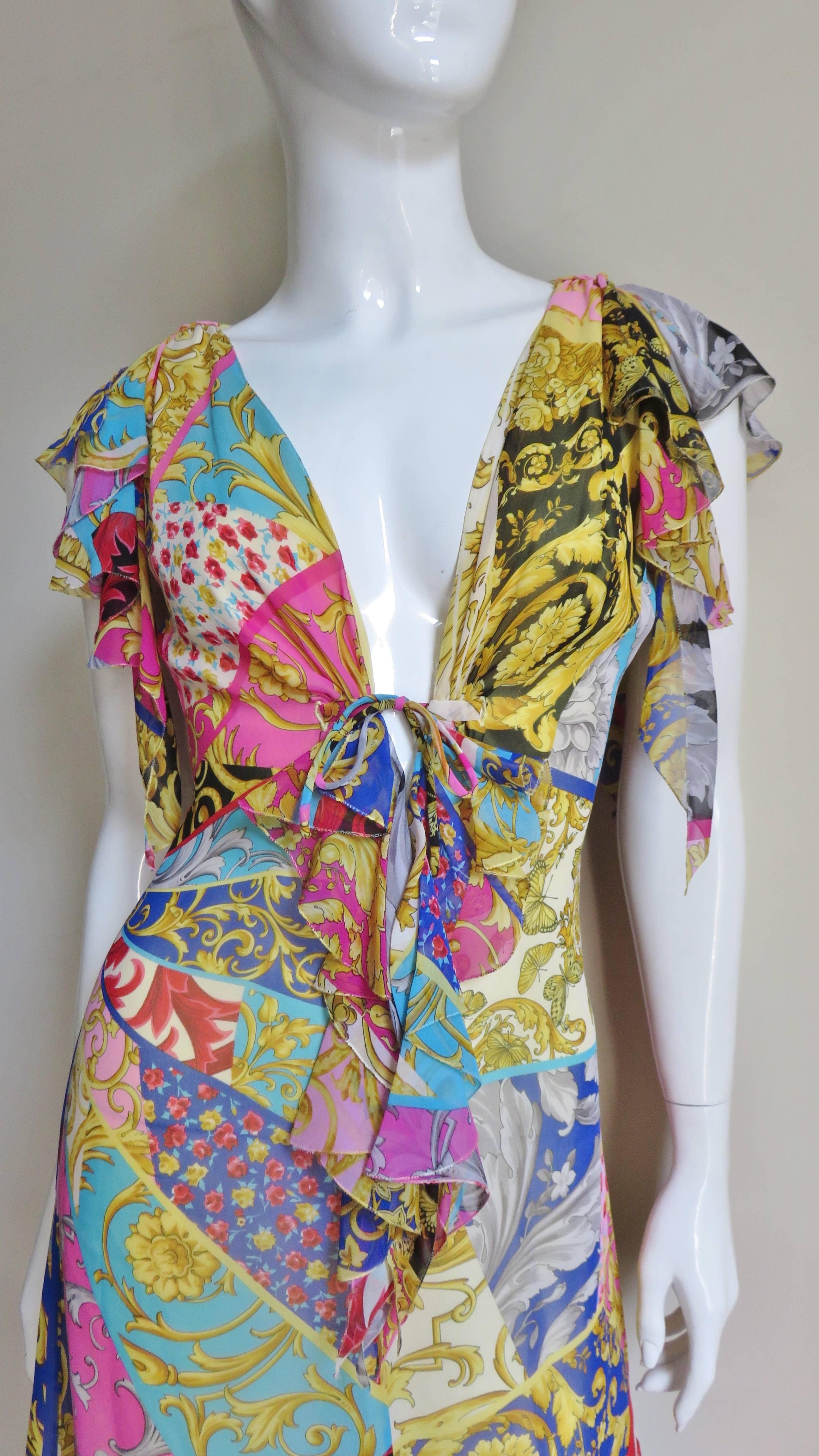 Marron Gianni Versace - Robe en soie à imprimé patchwork  en vente