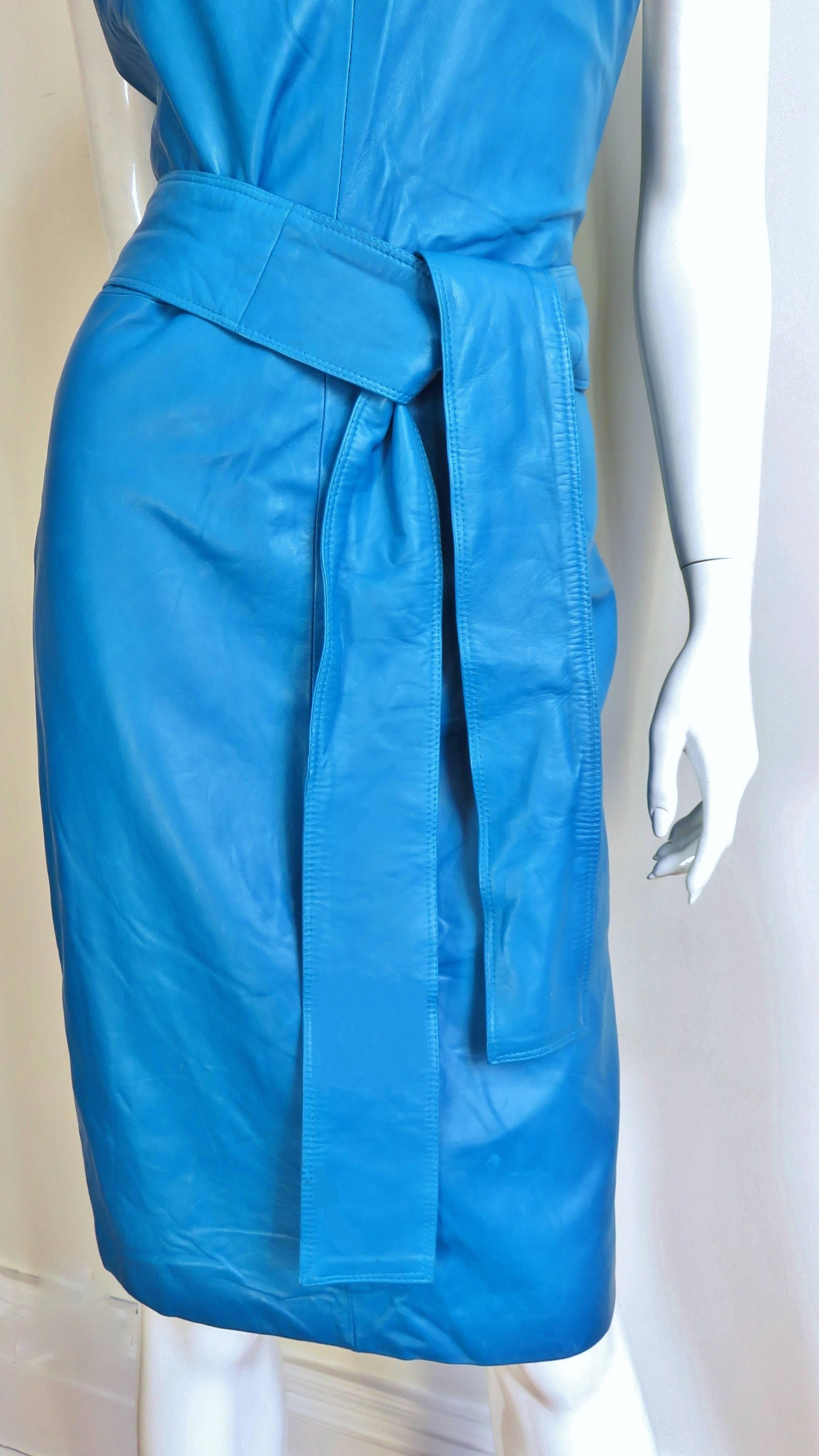  Gianni Versace - Robe en cuir turquoise, état neuf, années 1990 en vente 1