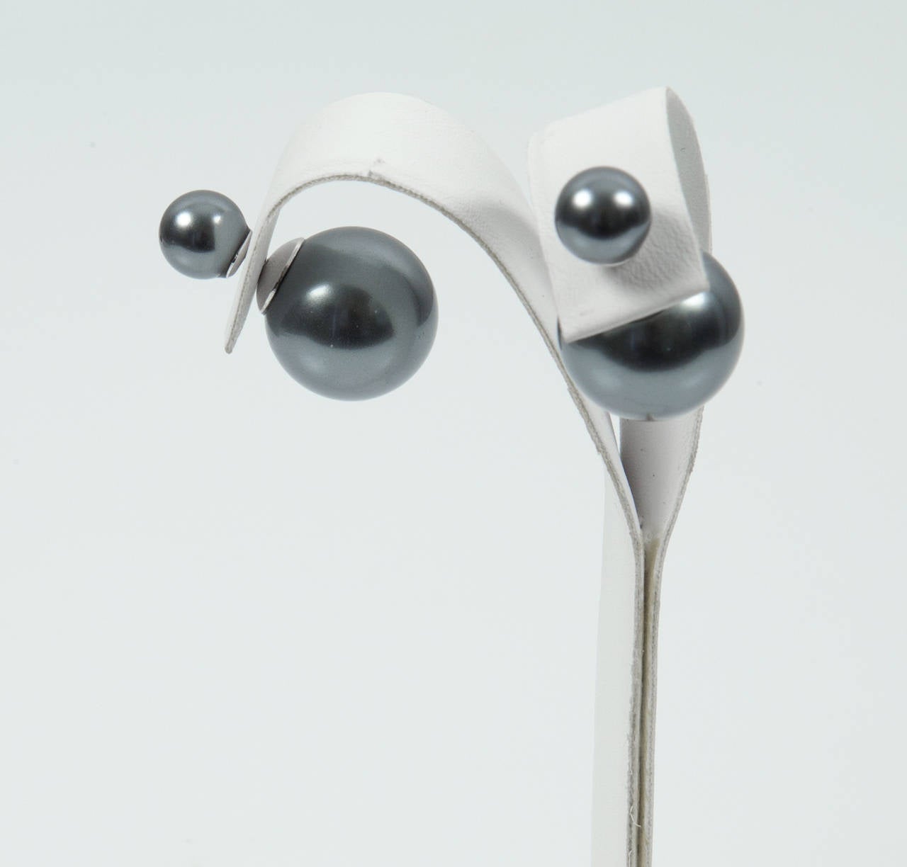 Perle su entrambe le estremità, la più piccola sul davanti e la più grande sul retro, che offrono un effetto peek-a-boo, visibile da tutte le angolazioni; estremamente comode e leggere; 16,2 mm e 8,5 mm. Diventerà sicuramente il tuo nuovo articolo