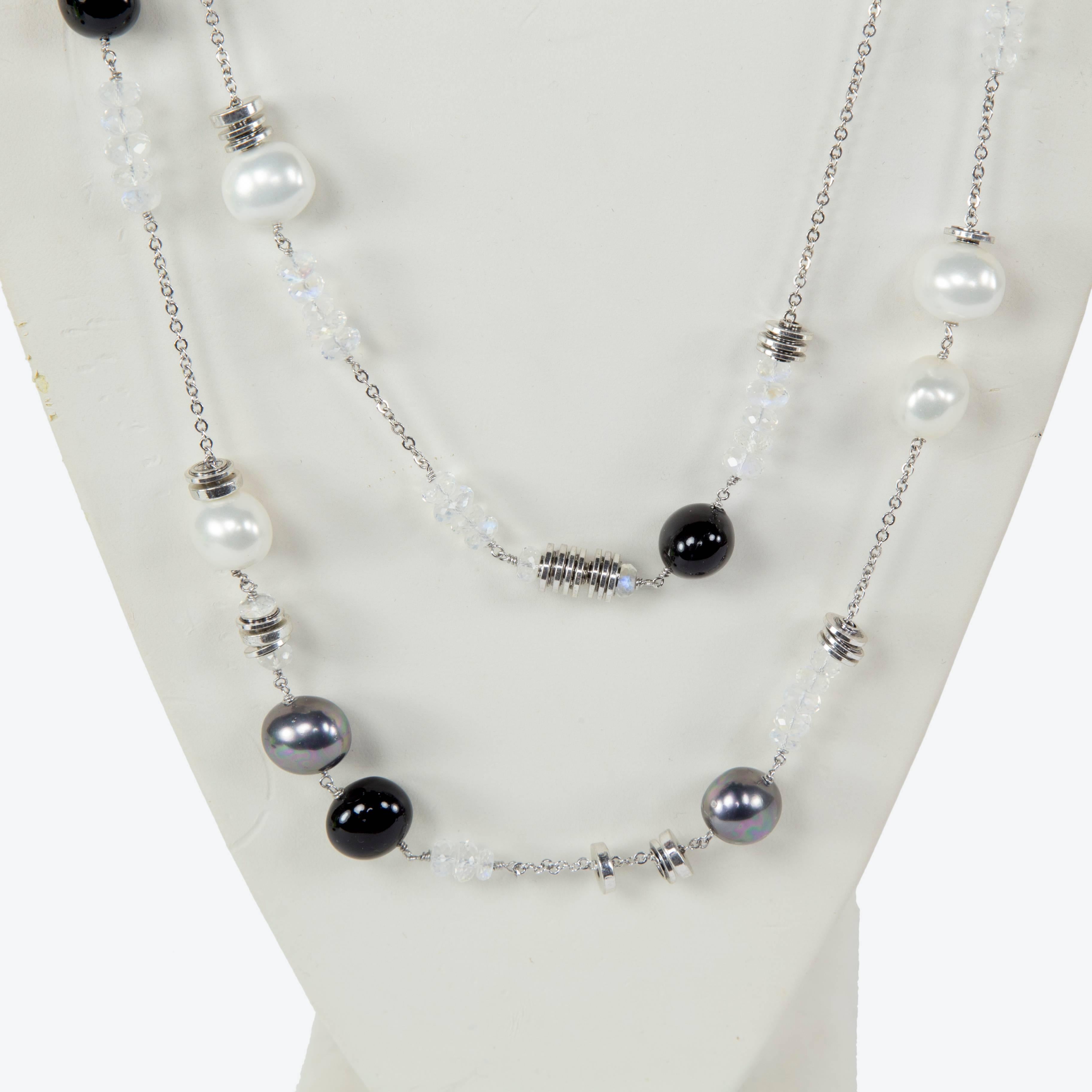 Laufsteg-Halskette aus opalisierendem Kristall und Silberperlen (Zeitgenössisch) im Angebot