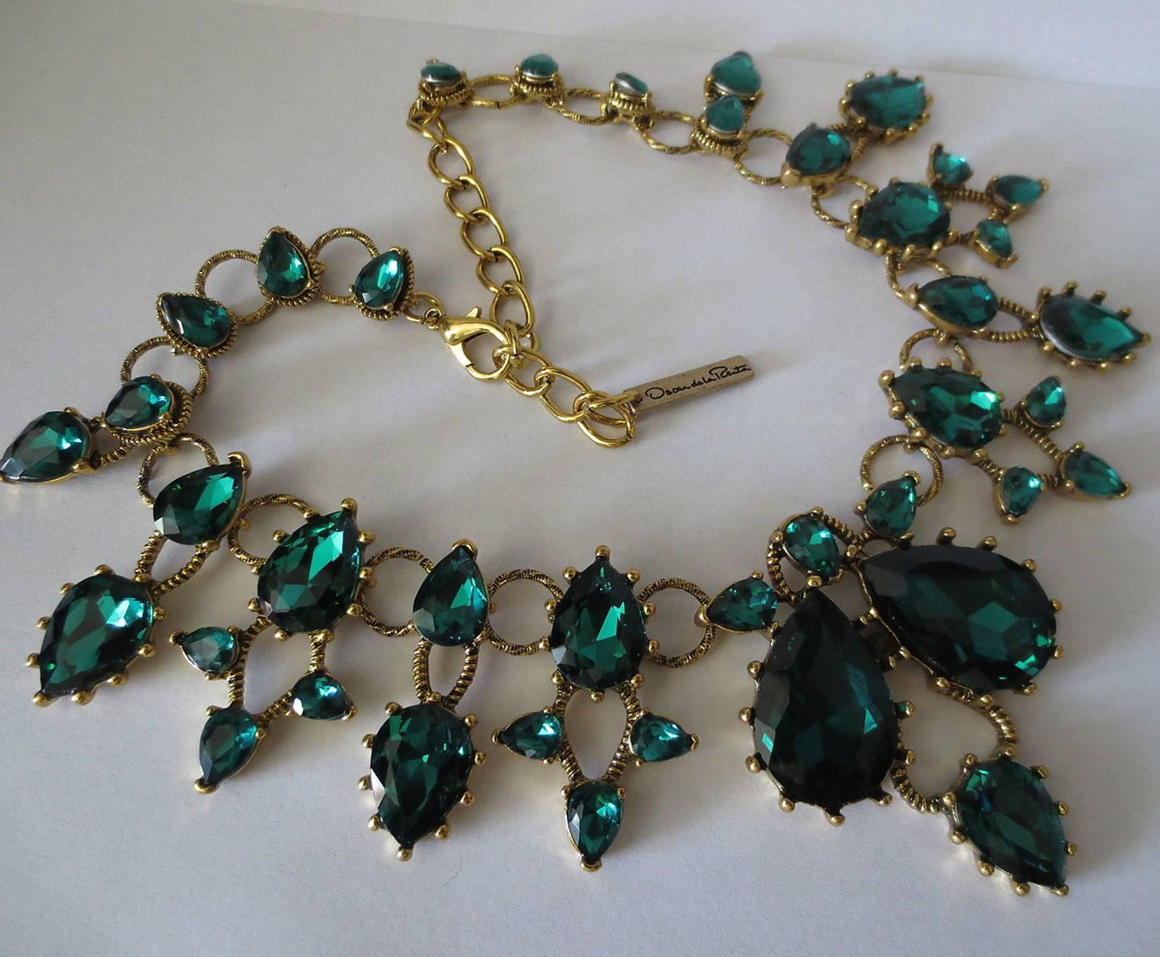 Beautiful signed Oscar de la Renta Runway Faux Green Emerald crystal Chunky  necklace set in gold tone Etruscan style setting; approx. 18