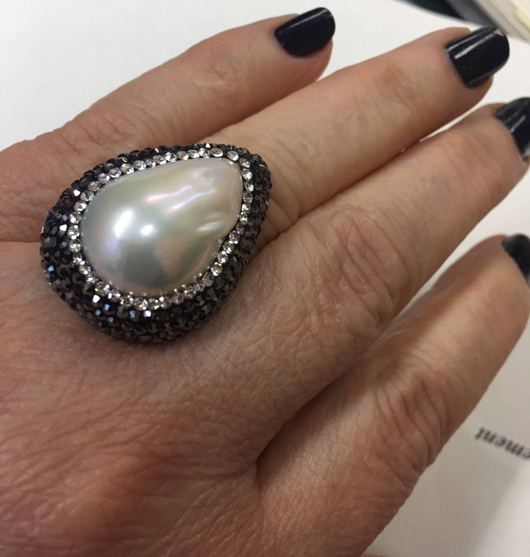 Luscious Teardrop Mobe Pearl and Faux Diamond Sterling Silver Cocktail Ring  In New Condition In Montreal, QC