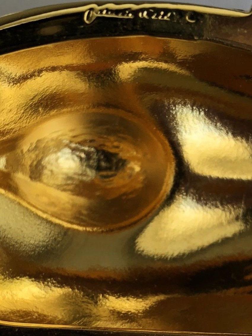 Magnifique boîte à bibelots Judith Leiber en or, difficile à trouver, inspirée d'un porte-encens japonais (Koro) en forme de grue au repos, rehaussée de cristaux CZ étincelants et de faux yeux en émeraude. Signé : Judith Leiber ; environ 2 3/8