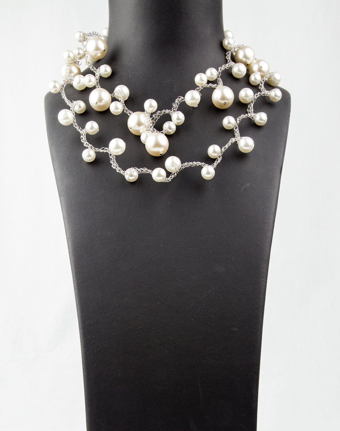 Moderniste Long et élégant collier de qualité artisanale en fausse perle blanche tressée en fil de fer en vente