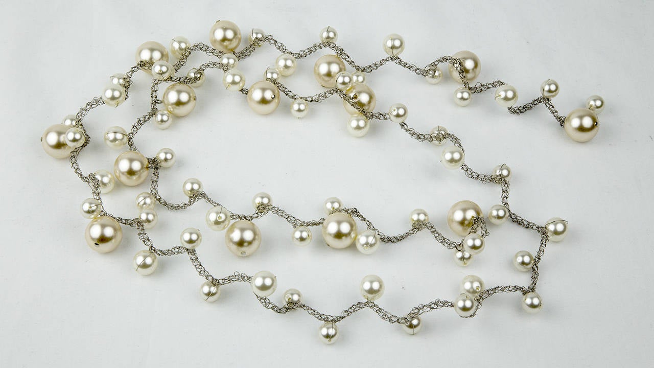 Long et élégant collier de qualité artisanale en fausse perle blanche tressée en fil de fer Excellent état - En vente à Montreal, QC