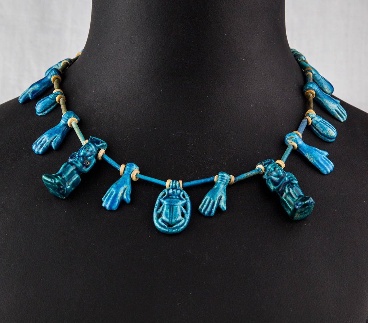 Antike blau glasierte Fayence-Porzellan-Amulet-Halskette, Nachlass (Kunsthandwerker*in) im Angebot