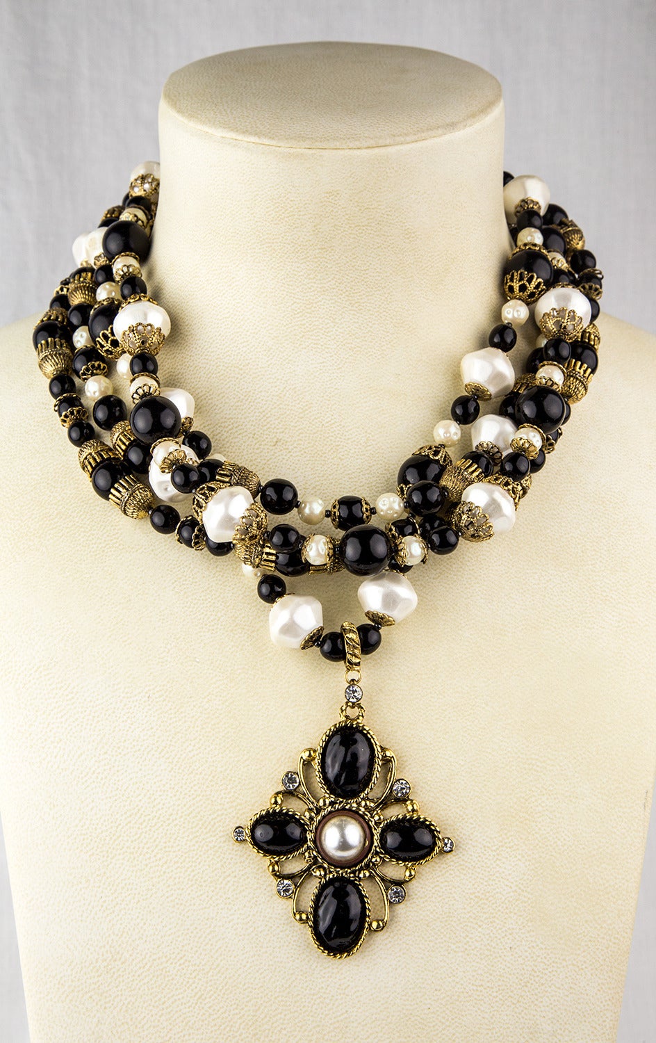 Lancetti - Collier à pendentifs en émail et perles modernes du milieu du siècle dernier