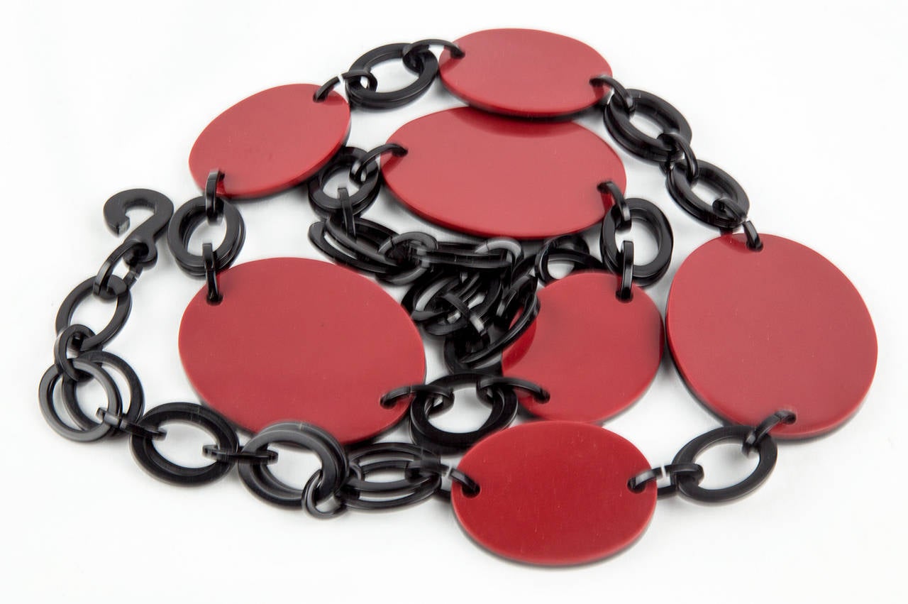 Black and Red Celluloid Disc and Double Link Chain Necklace In Excellent Condition In Montreal, QC