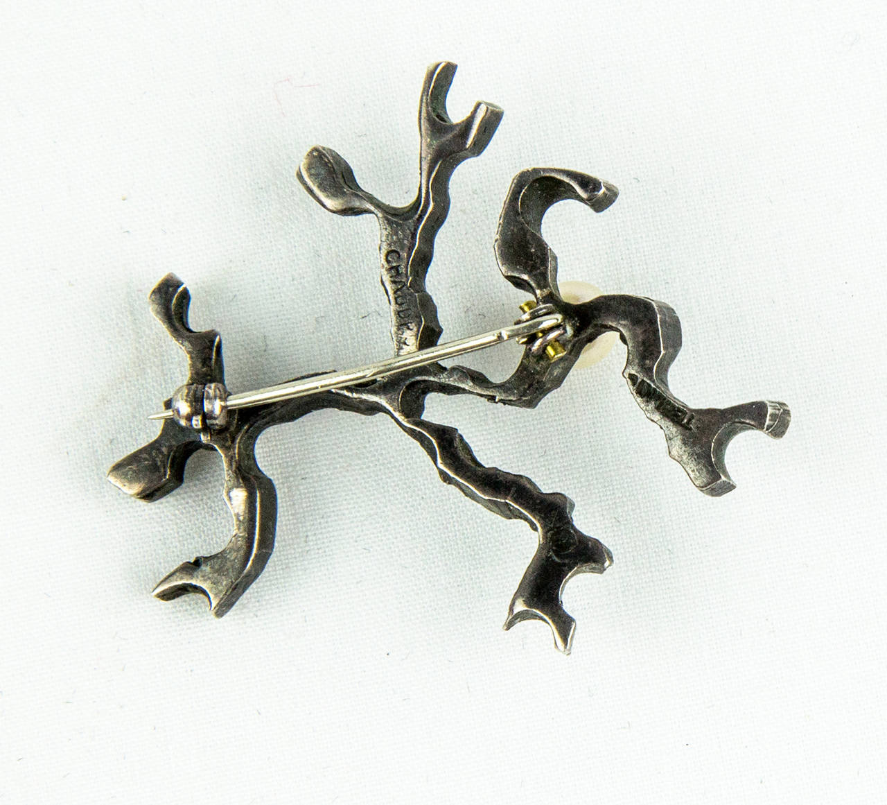 Moderniste Paire d'épingles de broche brutalistes Bernard Chaudron en argent sterling et perles en vente