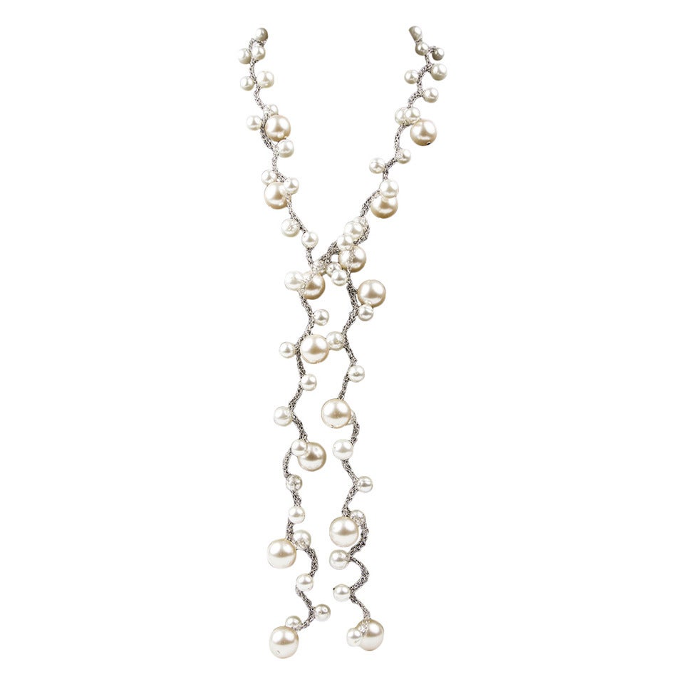 Long et élégant collier de qualité artisanale en fausse perle blanche tressée en fil de fer en vente