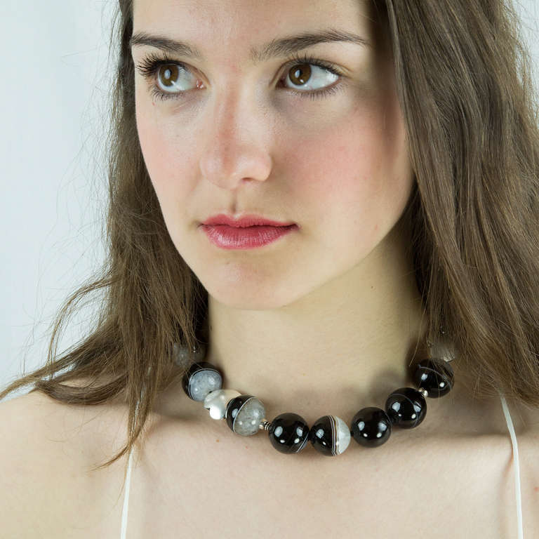 Modernista Collana con cuore in argento sterling e perline di agata a bande grandi in vendita