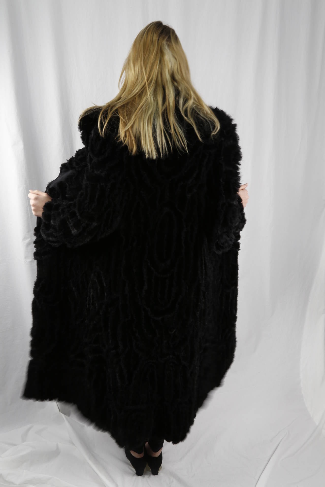 Magnifique manteau long de défilé assorti en fourrure de vison noire et ruban de soie avec écharpe assortie en vente 1