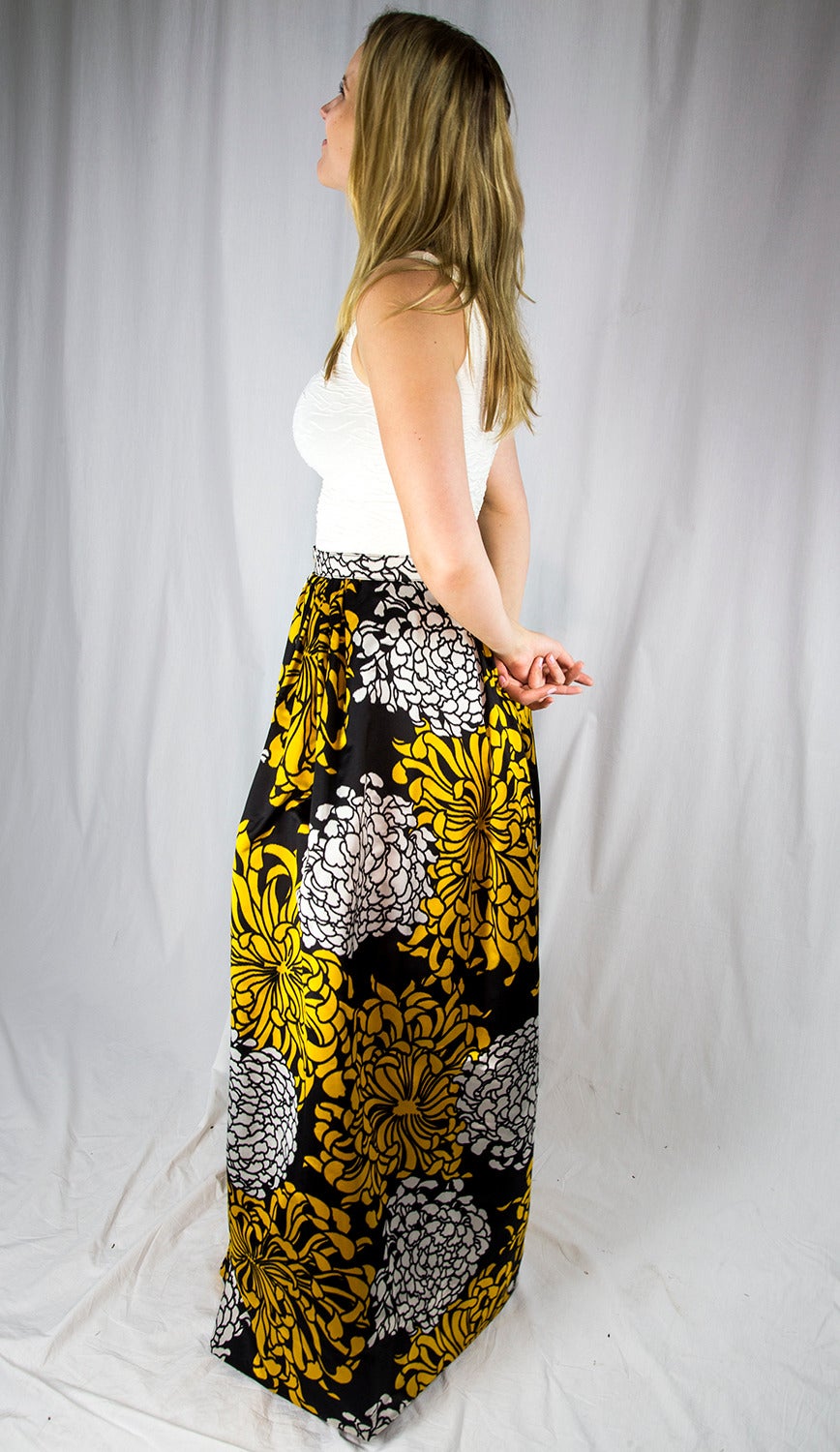 Stunning Adolfo Gold Black and Silver Pleated Floral Silk Long Skirt In Excellent Condition In Montreal, QC