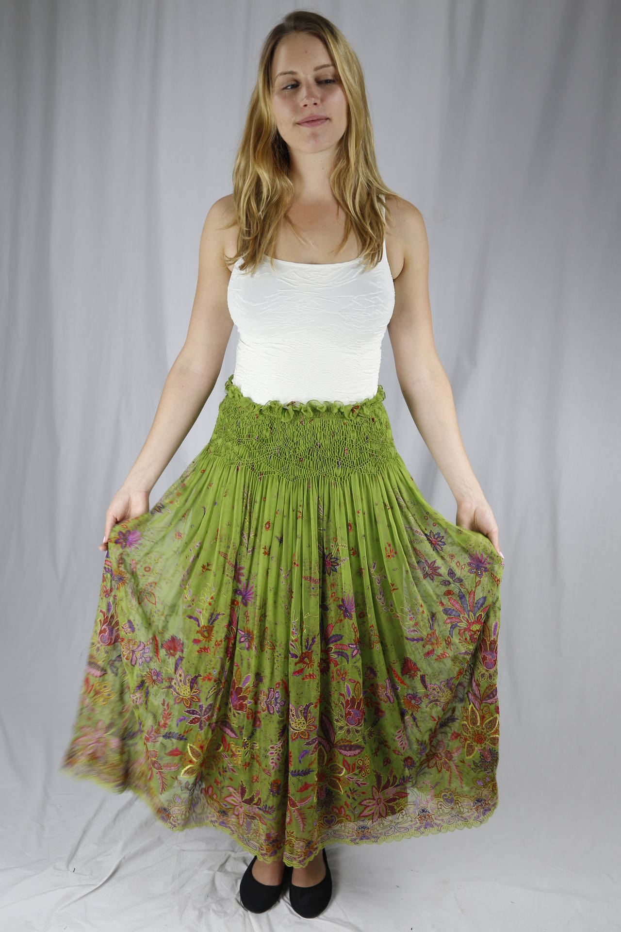 Stunning Oscar de la Renta Embroidered Long Floral Pleated Silk Skirt In Excellent Condition For Sale In Montreal, QC
