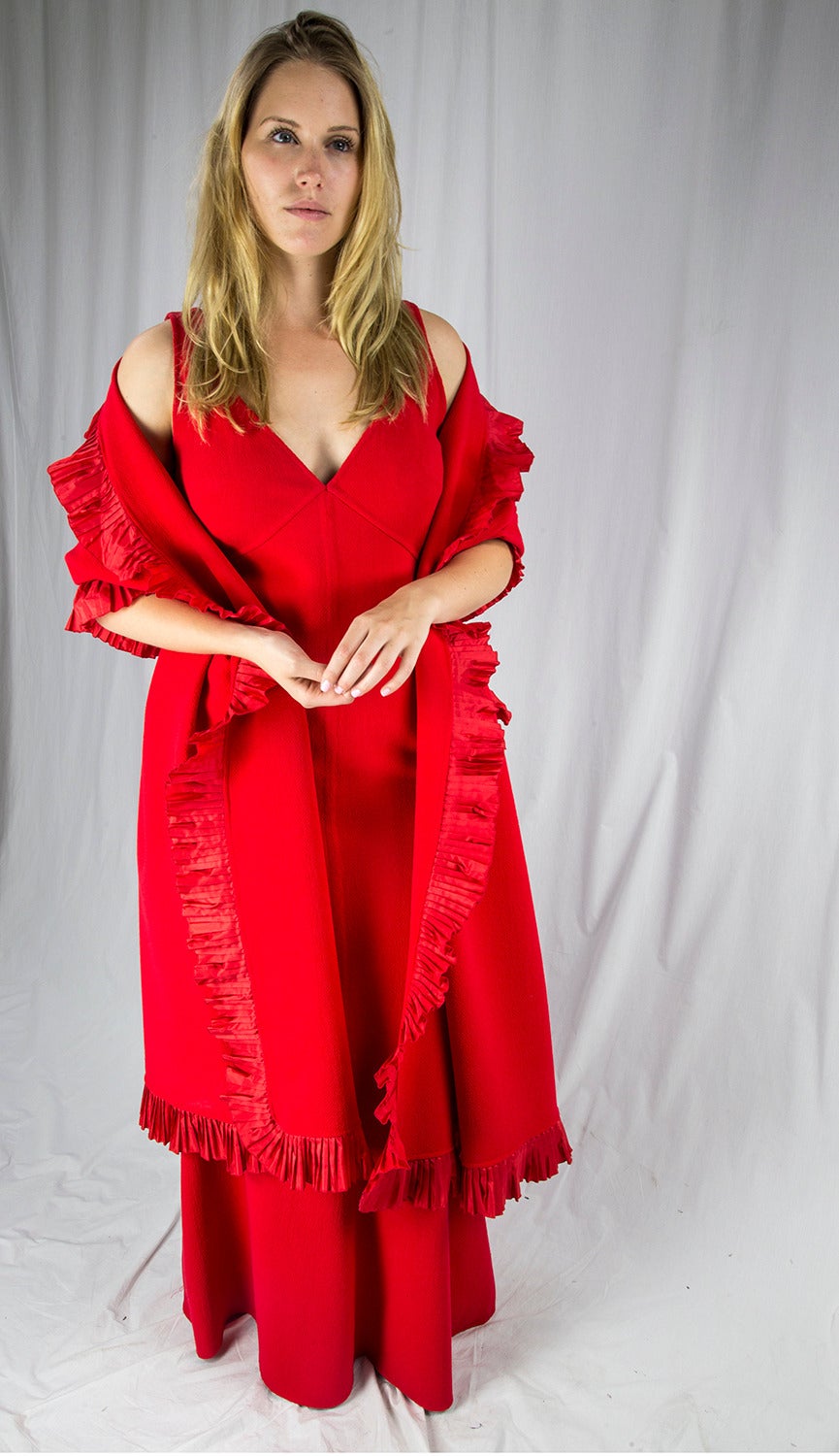 Langes auffälliges rotes Abendkleid aus Kreppwolle und dazu passender langer geraffter Schal aus Seide und Kreppwolle (105 
