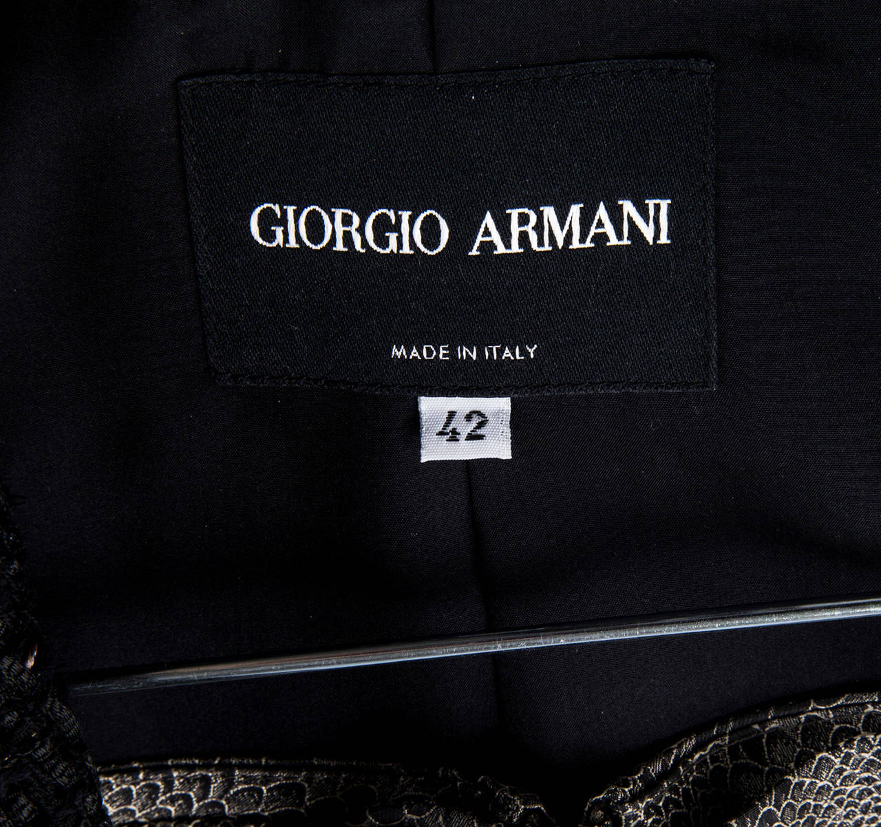 Giorgio Armani Anzug mit Jacke und Rock im Zustand „Hervorragend“ im Angebot in Montreal, QC