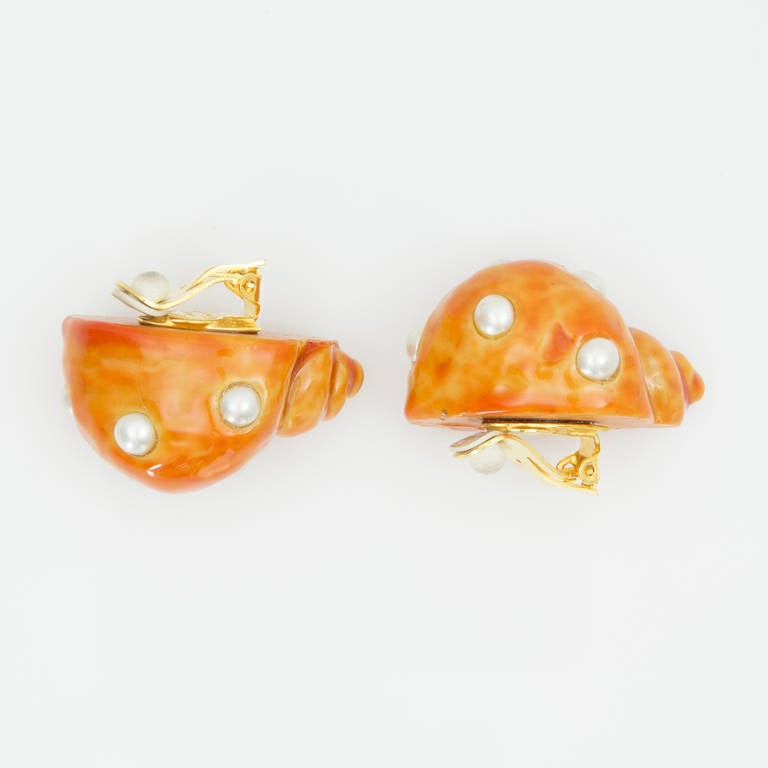 DOMINIQUE AURIENTIS Orange Enamel Faux Pearl Shell Clip Earrings In Excellent Condition In Montreal, QC
