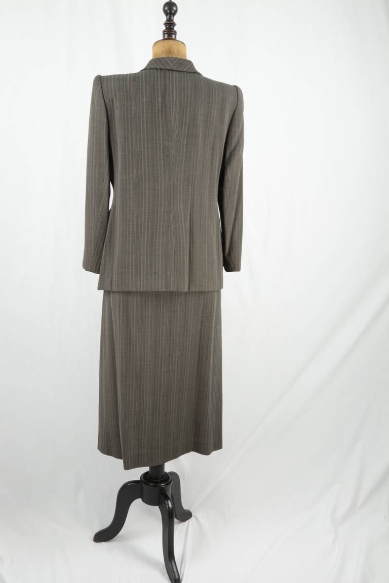 Giorgio Armani Black and Taupe Suit Size 46 In Excellent Condition For Sale In Montreal, QC