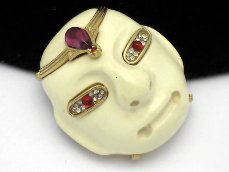 KJL Kenneth Jay Lane Tribal Olmec Face Mask Brooch Pin Pendant C1970s In Excellent Condition In Montreal, QC