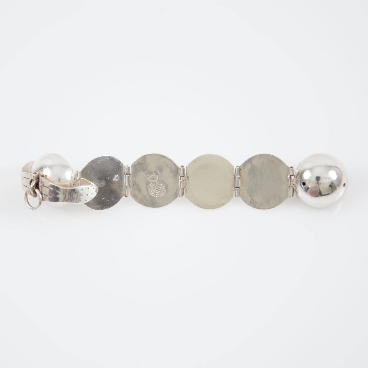 Wonderful Sterling Silver Globe ball unfolds like an accordion, opens up to reveal inserts for 4 photos and if desired, 2 more could be placed in the end sections. Marked: SE STERLING 925 MEXICO. Approx. diameter 19mm (closed); fully extended