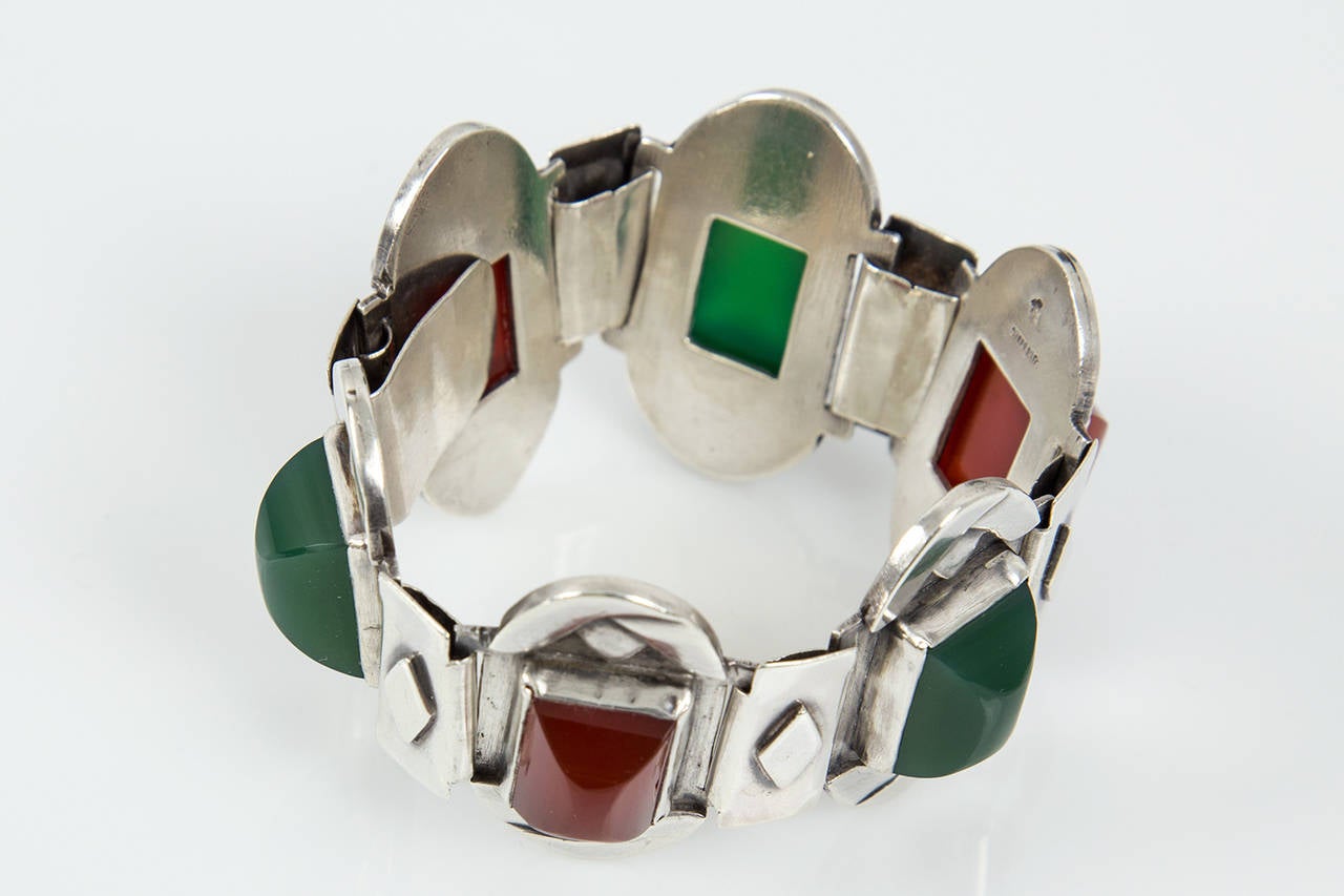 Outstanding! Featuring alternating handmade decorative oval links set with rectangular Sugar-loaf Green Onyx and Carnelian stones; creating a Unique Classic and Dramatic effect. Marked: STERLING with Rabbit Hallmark; Approx. length: 6.75”; links
