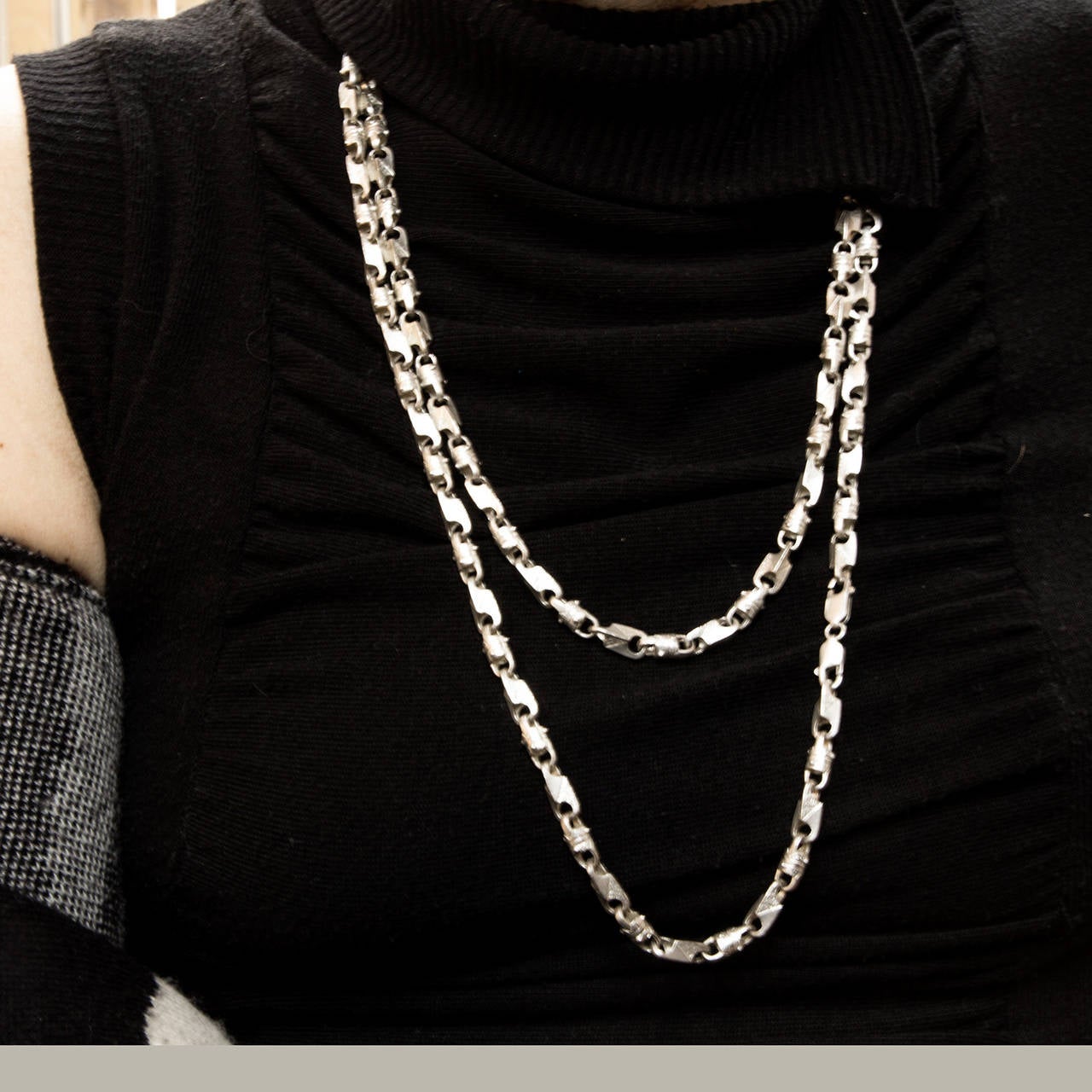 Modernista Collana a catena di orologi brutalista d'argento lunga e moderna del Mid Century Modern in vendita