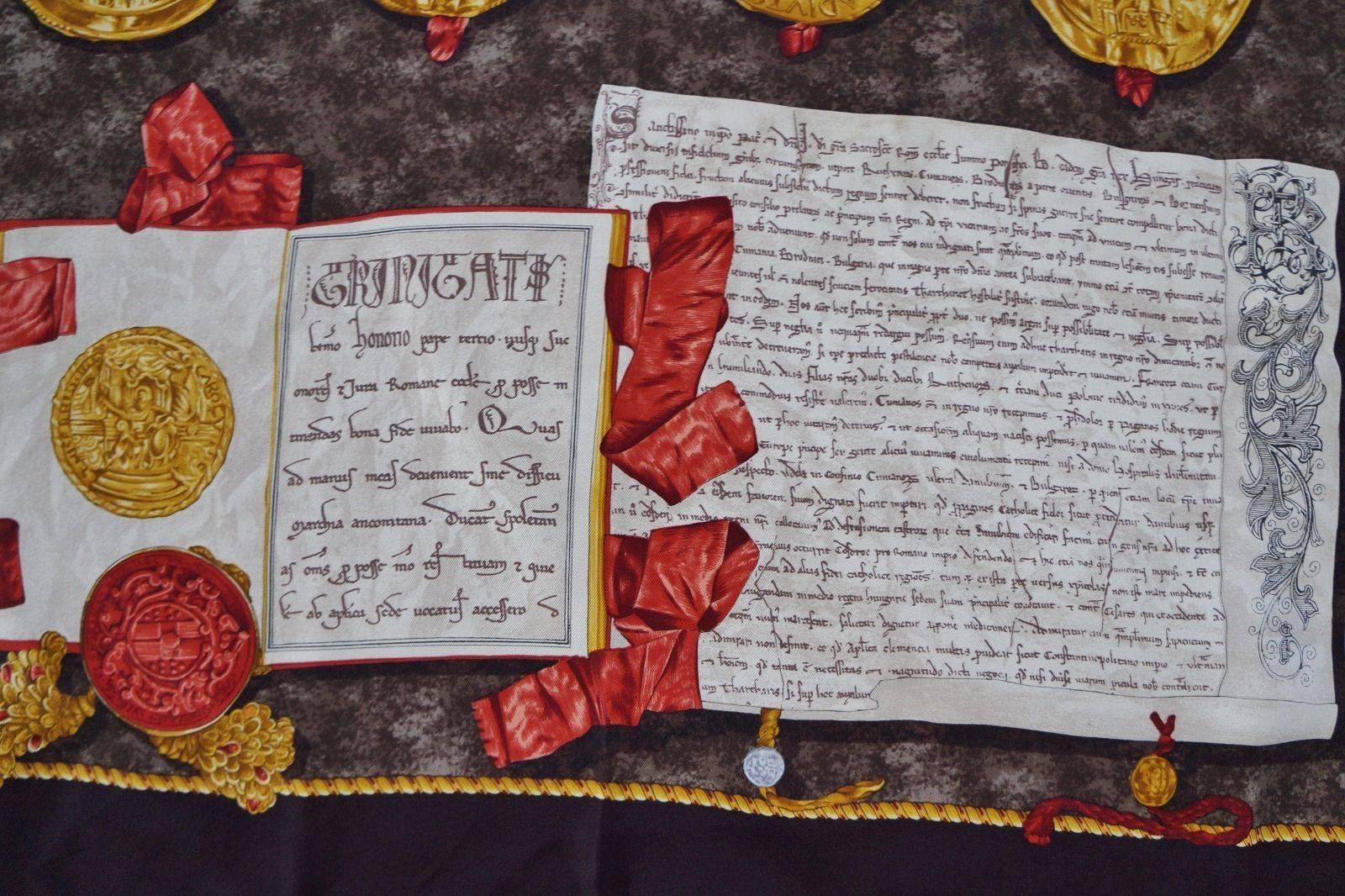 Bellissima sciarpa quadrata vintage KIESELSTEIN-CORD marrone, rossa, avorio, nera e oro, con stampa di monete romane... la scritta in alto recita: 