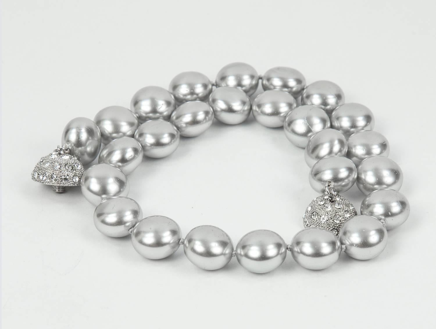 Impresionante collar de perlas de imitación grises, con forma de disco redondo; cada perla mide aprox. 14 mm; anudado a mano con hilo de seda del mismo color; sujeto con un cierre redondo con incrustaciones de circonitas cúbicas; aprox. 16