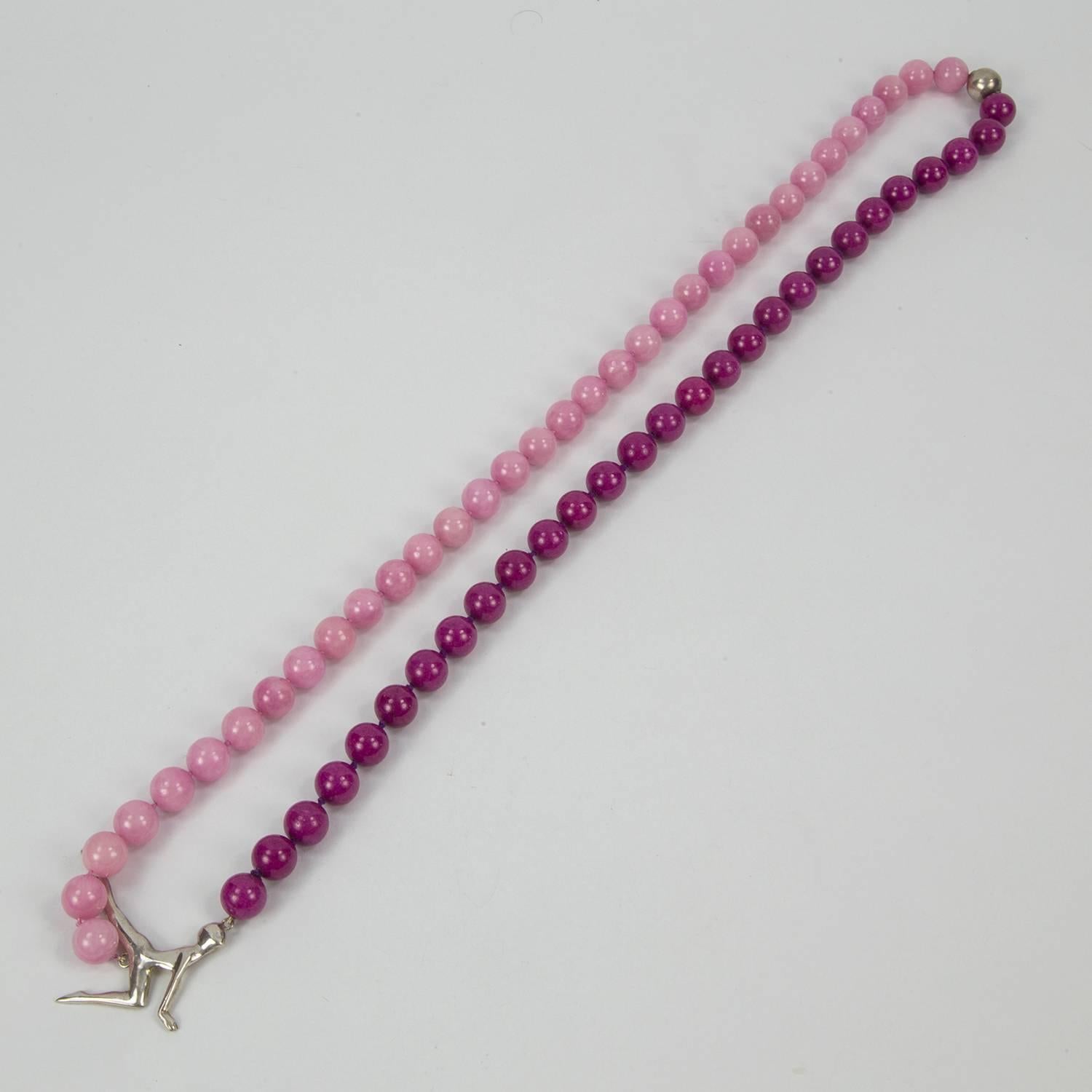 La sorprendente collana Runway presenta una silhouette di ballerina infilata con perline di agata rosa e fucsia, creando un effetto dinamico! La ballerina è marcata: MESSICO TN 52 e 925 misura circa.  Altezza 2,40