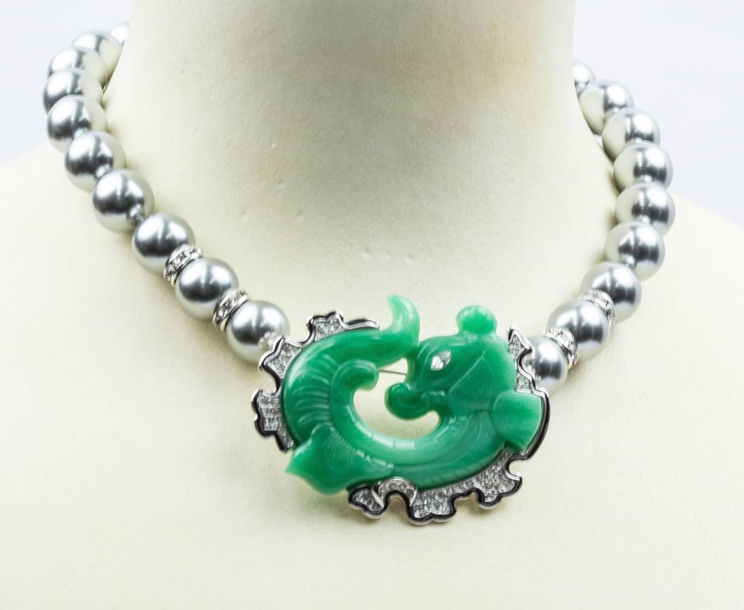 KJL Broche en fausse épingle en forme de poisson dragon en jade et collier en fausse perle de Tahiti  Neuf - En vente à Montreal, QC