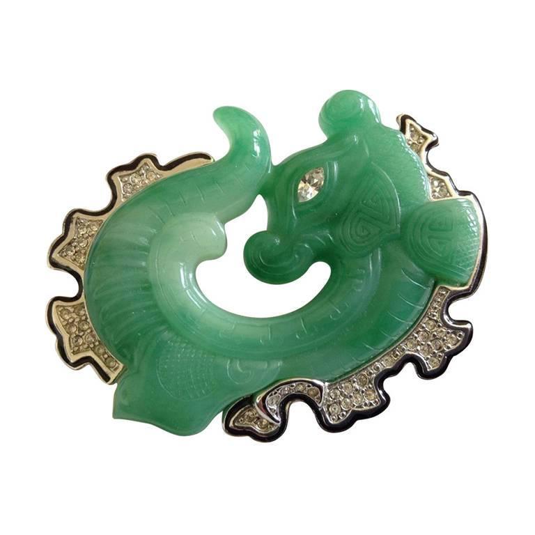 Contemporain KJL Broche en fausse épingle en forme de poisson dragon en jade et collier en fausse perle de Tahiti  en vente