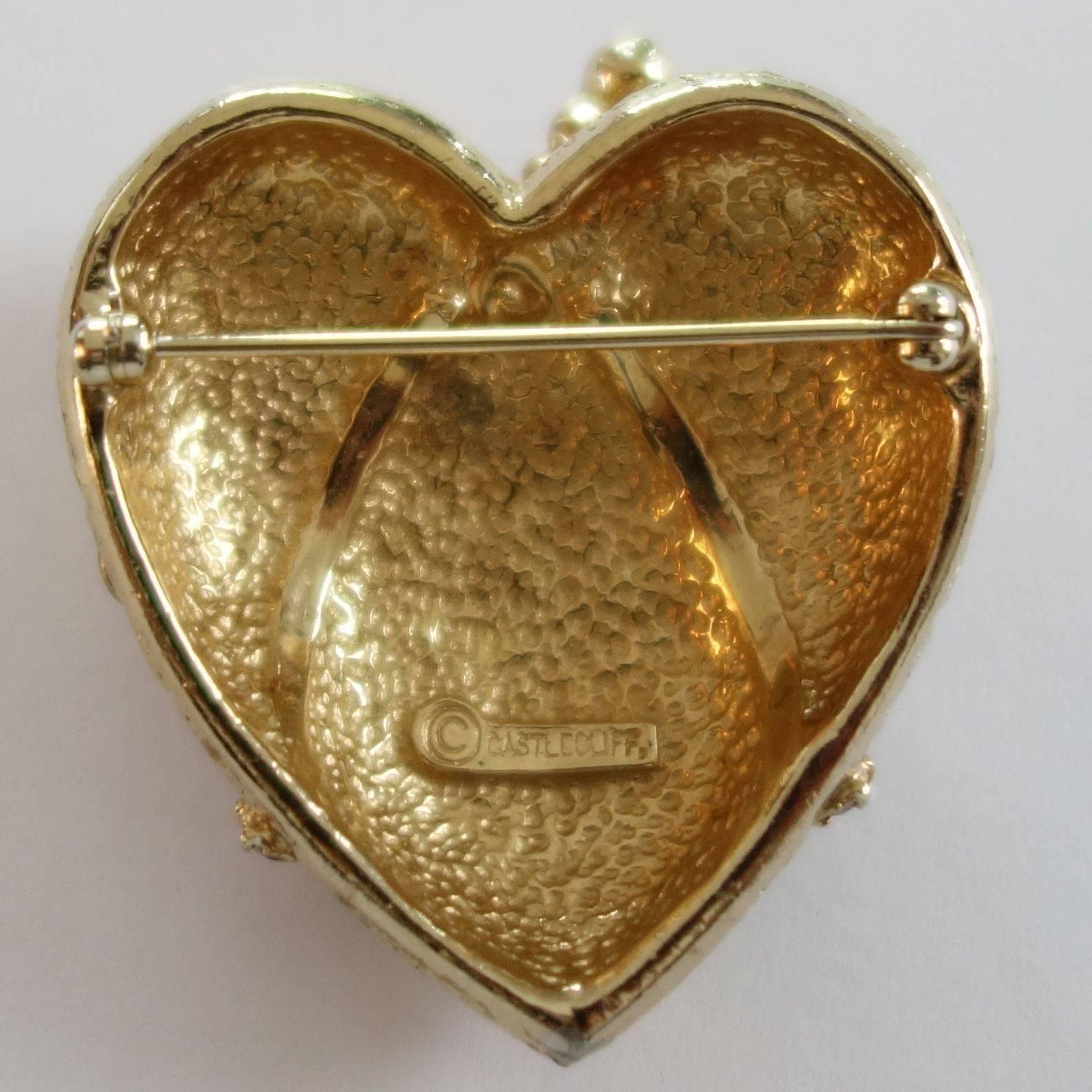 CASTLECLIFF Heart Ribbon Wrapped Gilt CZ Rhinestone Brooch Pin In Excellent Condition In Montreal, QC