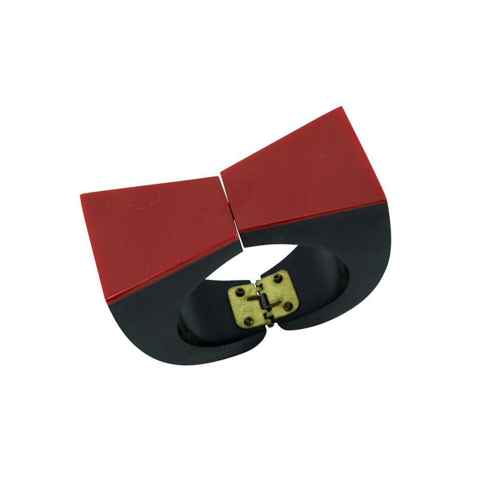 Mid Century Modern Bakelite Red and Black Clamper Bracelet In Excellent Condition In Montreal, QC