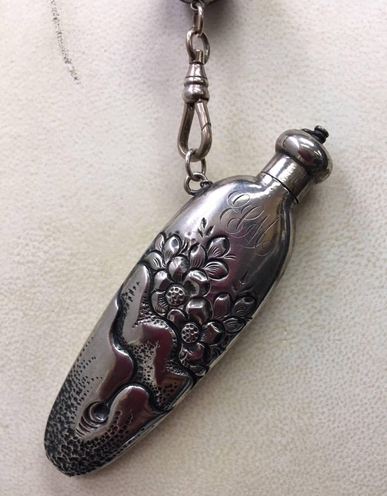 Édouardien Collier pendentif ancien en forme de flacon de parfum en argent sterling et bakélite en vente