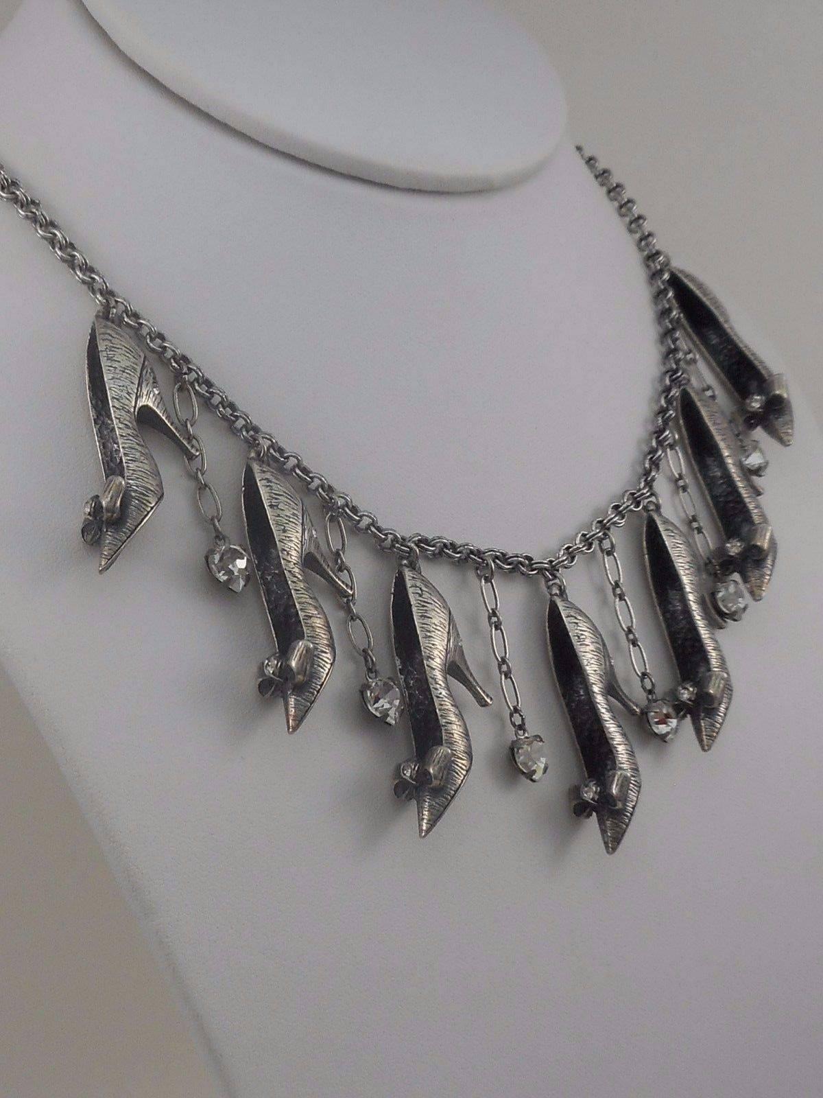 I Love Schuhe Kunstdiamant Silber Statement-Halskette Askew London (Zeitgenössisch) im Angebot