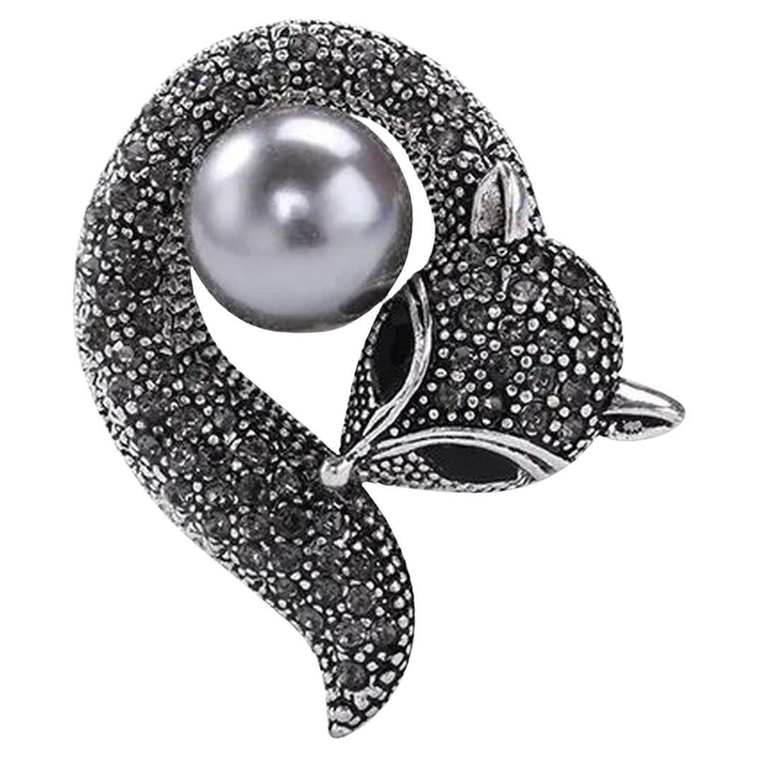 Volpe d'argento con cristallo scintillante che avvolge una spilla di perle finte in vendita