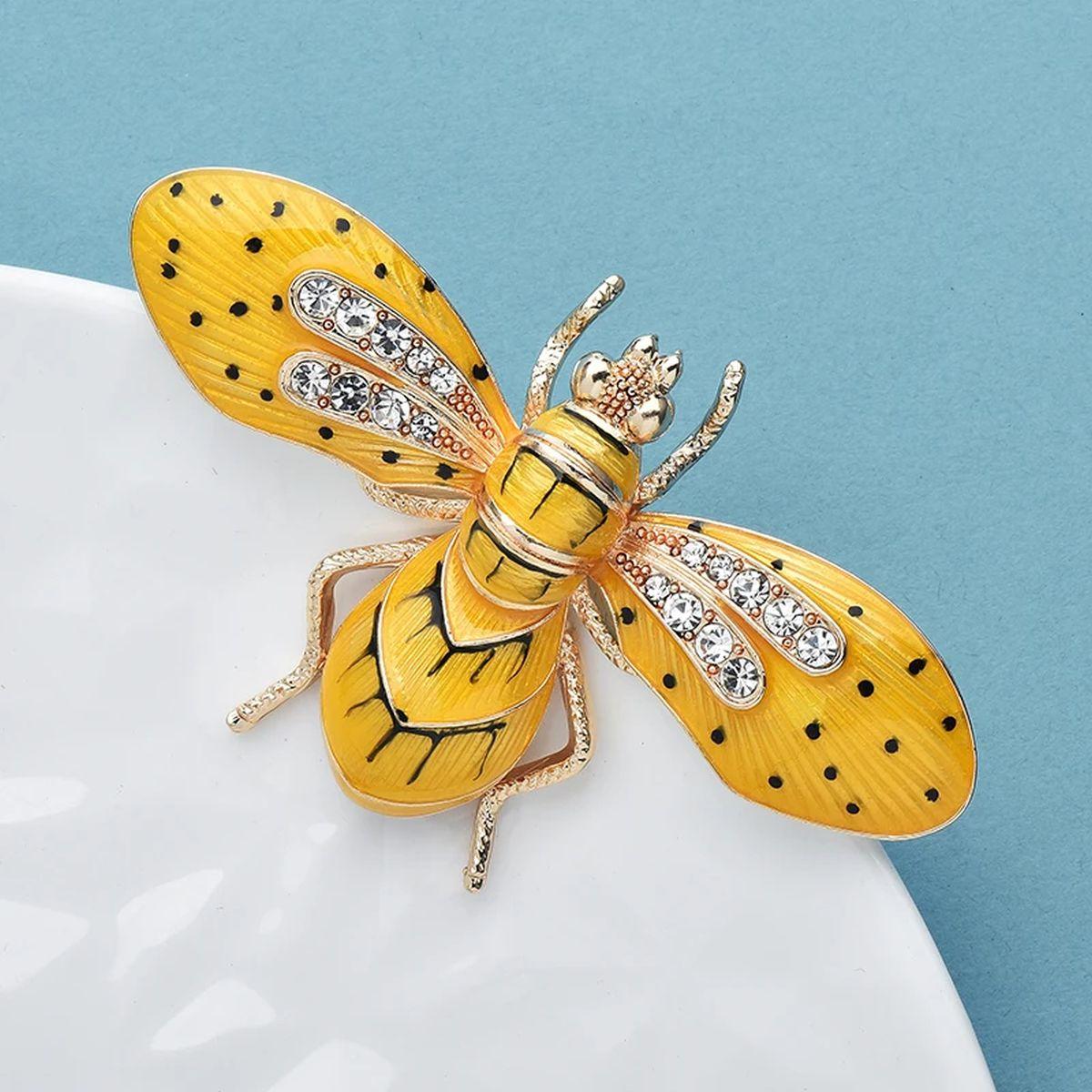 Einfach schön! Vintage Awesome Bumble Bee Brooch. Handbesetzt mit funkelnden Kristallen, die die Flügel und den Körper verschönern. Handgefertigte goldfarbene Fassung. Maße: ca. 1,5