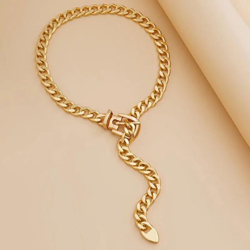 Modernista Collana con fibbia da cintura vintage a maglie spesse e aperte in tonalità oro in vendita