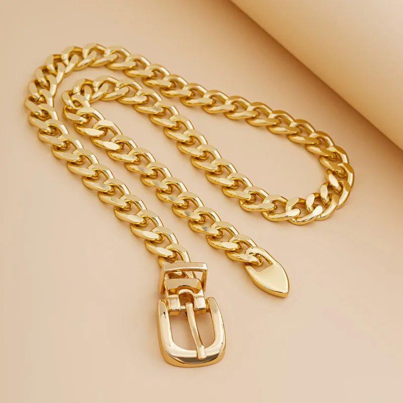 Collana con fibbia da cintura vintage a maglie spesse e aperte in tonalità oro In condizioni ottime in vendita a Montreal, QC