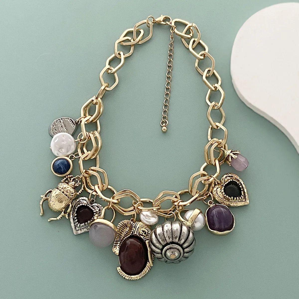 Collar Vintage Multi Charm Gold Tone Open Link en venta 3