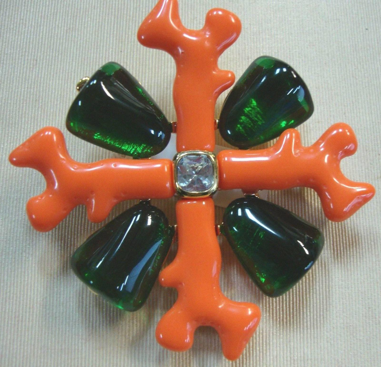Stunning Kenneth Jay Lane KJL Faux Coral and Emerald Maltese Cross Brooch Pin  In New Condition In Montreal, QC