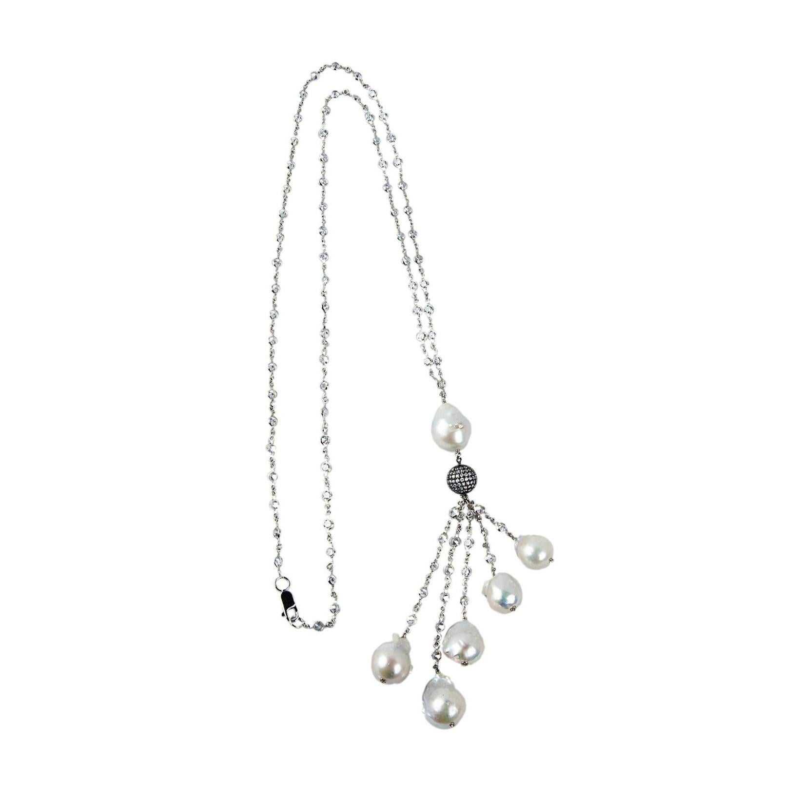 Contemporain Remarquable collier de défilé en argent sterling avec pompon en faux diamant et perle baroque en vente