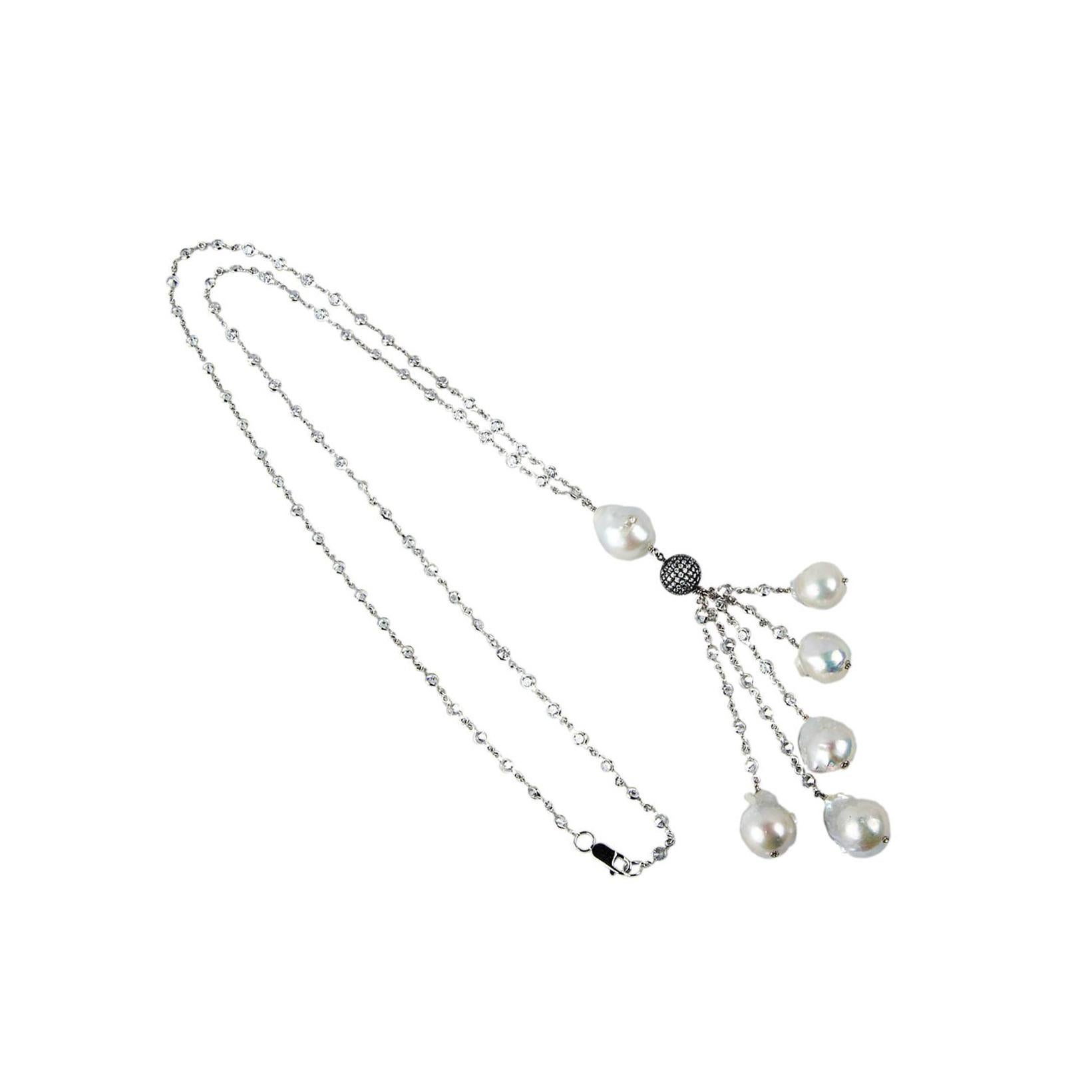 Taille ronde Remarquable collier de défilé en argent sterling avec pompon en faux diamant et perle baroque en vente