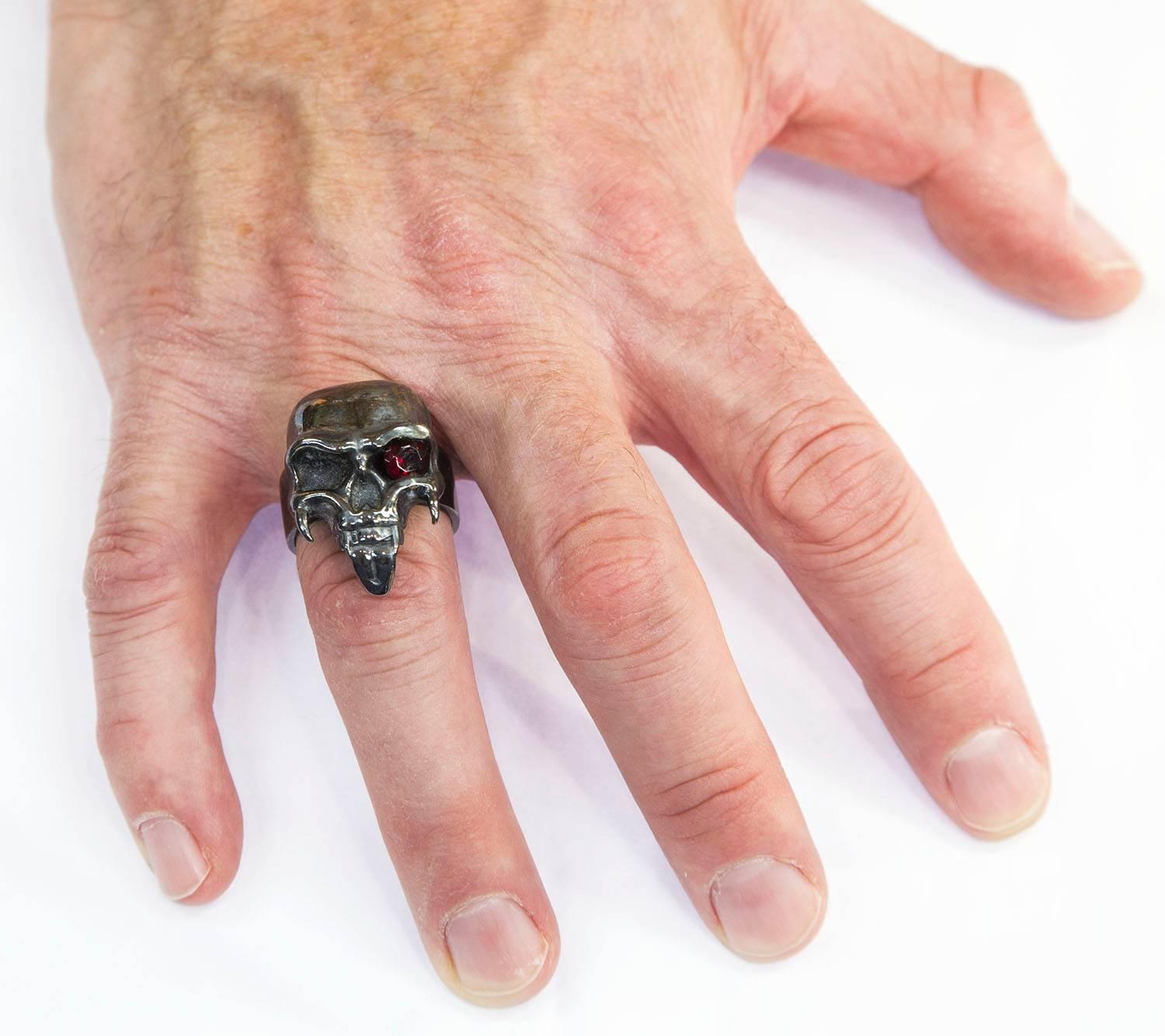 Dynamic Large Sterling Silver Skull Ring In New Condition For Sale In Montreal, QC